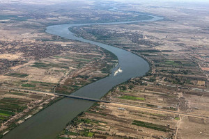 Esta foto a&eacute;rea mostra o Rio Nilo na capital Cartum, em 15 de abril de 2026, no terceiro anivers&aacute;rio do in&iacute;cio da guerra entre o ex&eacute;rcito e seus inimigos paramilitares. 
