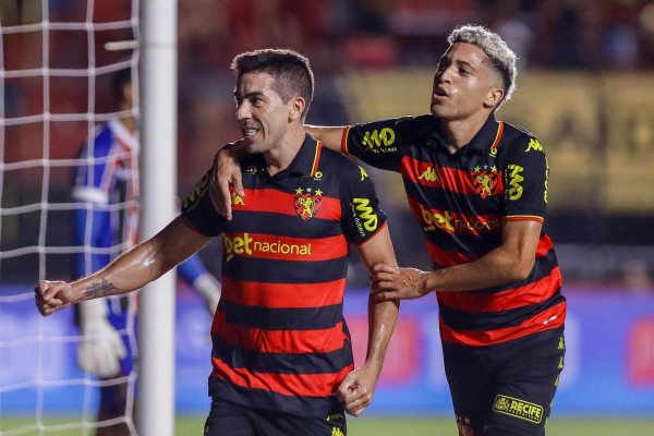 O meia Carlos de Pena e o atacante Marlon Douglas, jogadores do Sport