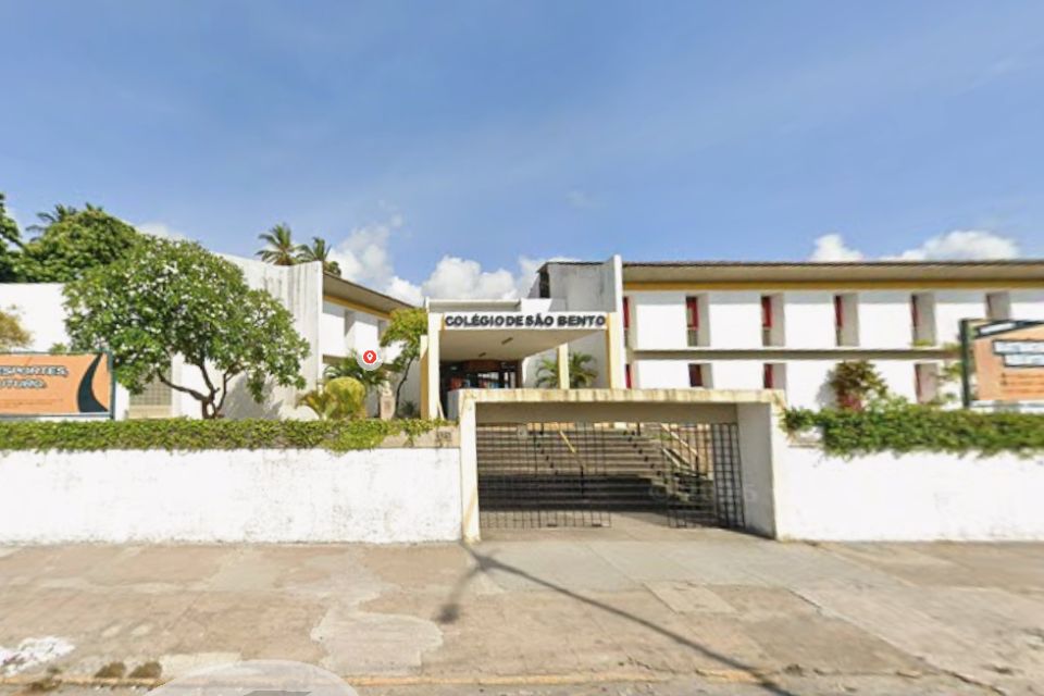 Equipamentos que o homem tentou roubar fazem parte do circuito que alimenta a energia de um colégio em Olinda/Foto: Reprodução/Google Street View