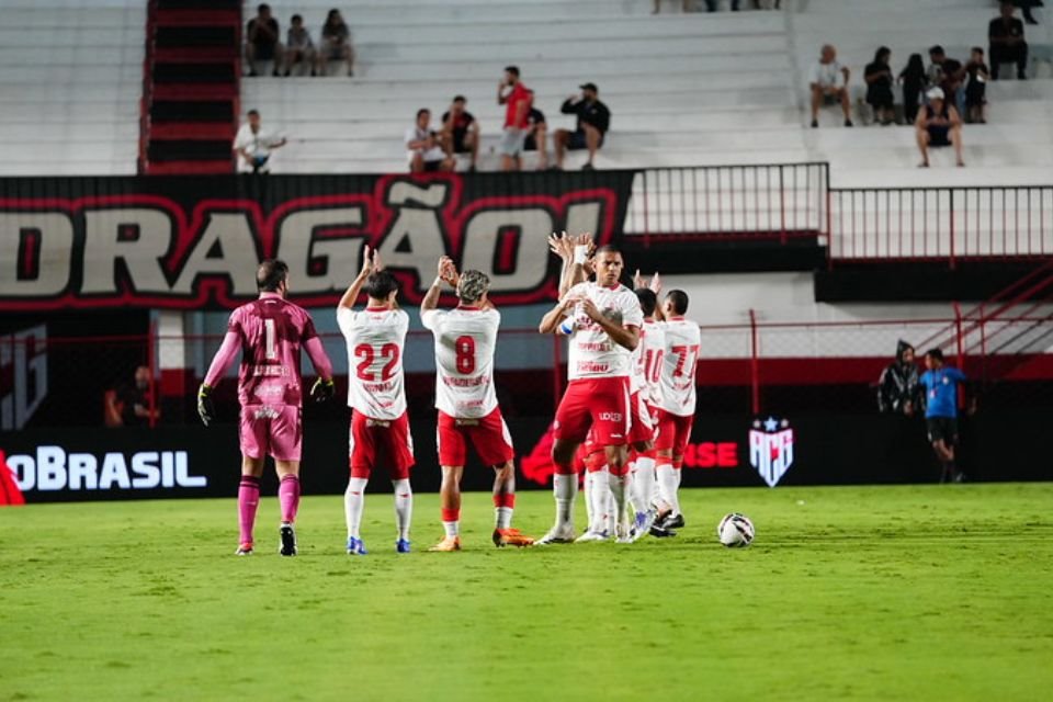 Time do Náutico no duelo contra o Atlético-GO/Divulgação/ CNC