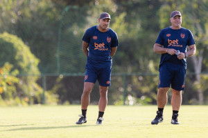 T&eacute;cnicos Roger Silva e M&aacute;rcio Goiano