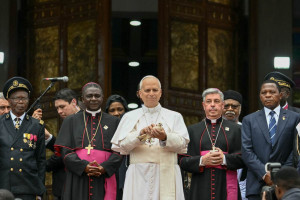 O papa Le&atilde;o XIV esteve em Camar&otilde;es, na &Aacute;frica Central, nesta quinta-feira (16).