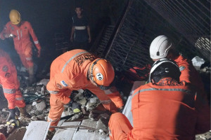 Desabamento de im&oacute;vel abandonado deixa idoso ferido em Olinda