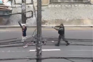 Agressor de mulher foge da pol&iacute;cia sob a mira de rev&oacute;lver