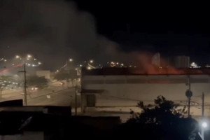 Inc&ecirc;ndio atinge galp&atilde;o em Caruaru