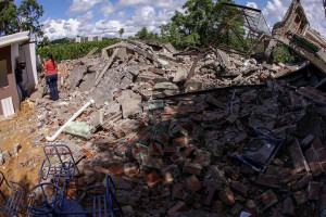 "Parecia uma bomba", diz vizinha de pr&eacute;dio que desabou nesta quinta (16) em Olinda