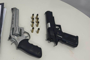 Arma e simulacro foram apreendidos na opera&ccedil;&atilde;o 