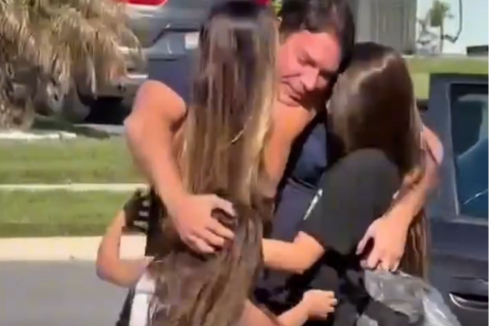 Mulher do ex-deputado Alexandre Ramagem, Rebeca Ramagem, publicou em rede social um vídeo em que ela e as filhas o recebem em casa/Reprodução/Redes Sociais