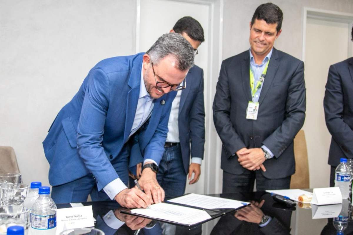 Assinatura do decreto entre Aena e Prefeitura do Recife (Foto: Karol Rodrigues/DP Foto)