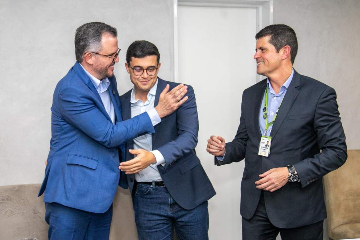 Assinatura do decreto entre Aena e Prefeitura do Recife (Foto: Karol Rodrigues/DP Foto)