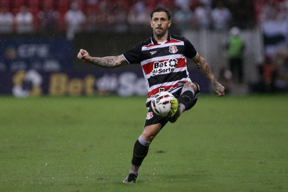 Zé Mário, lateral do Santa Cruz/Rafael Vieira