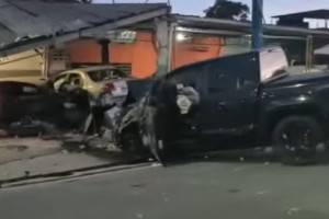 Caminhonete atingiu fachada de oficina e destruiu outros carros 