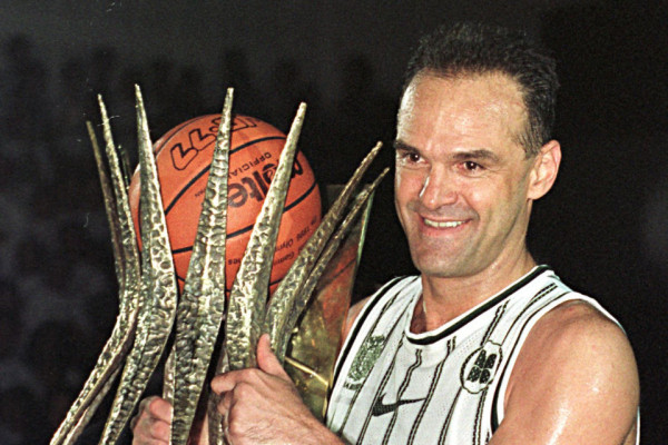 Oscar Schmidt sendo homenageado em 1998, em Barueri