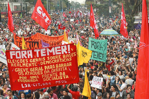 Manifestantes contrários a Michel Temer e defensores da
presidente cassada Dilma Rousseff voltaram às ruas ontem, mais uma vez, houve confronto com a Polícia Militar. 
