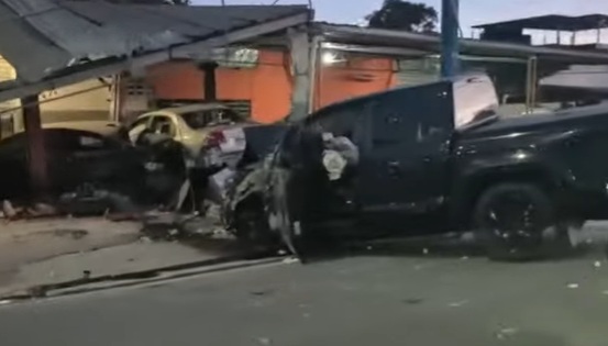 Caminhonete atingiu fachada de oficina e destruiu outros carros /Redes Sociais 