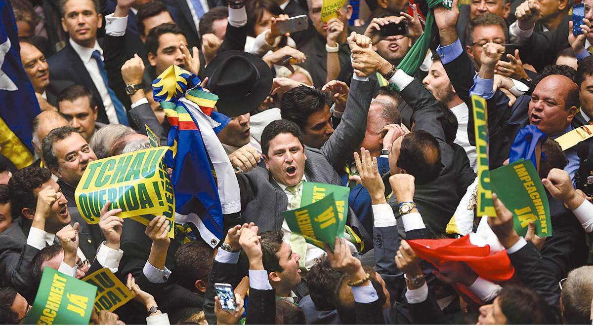 No centro, o então deputado federal pernambucano Bruno Araújo, após proferir o voto decisivo que aprovou a admissibilidade do processo de impeachment contra Dilma Rousseff/Foto: Marcelo Camargo/Agência Brasil