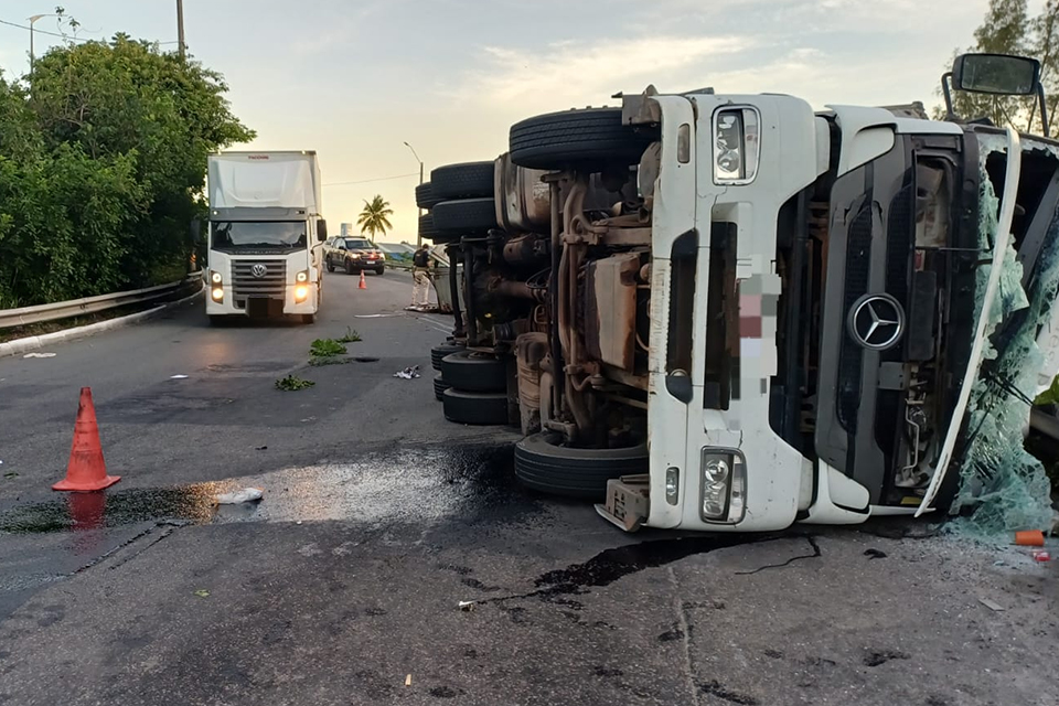 Motorista do caminhão perdeu controle na curva do viaduto e tombou/DIVULGAÇÃO/PRF