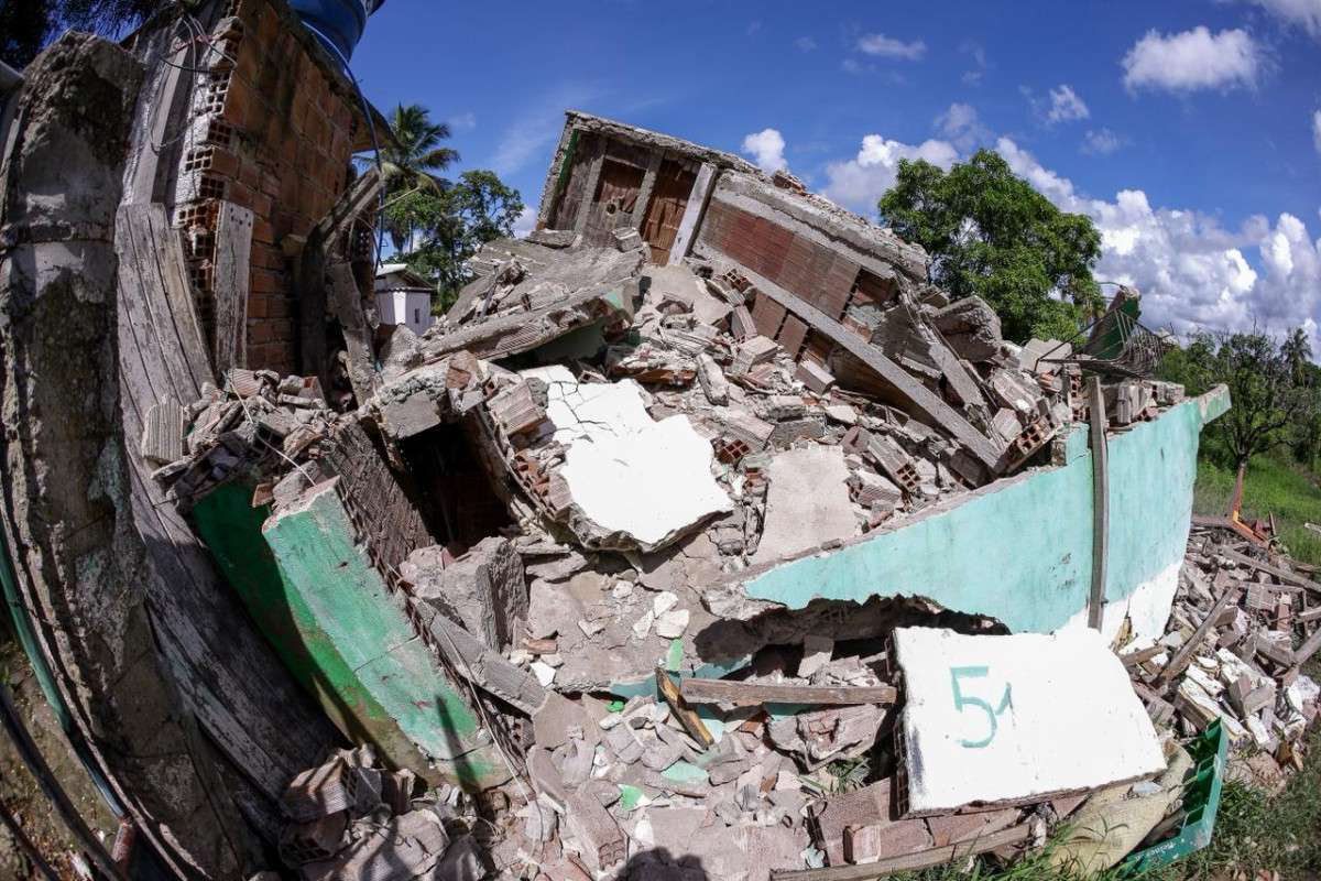 Prédio estava interditado desde 2024, segundo a Defesa Civil de Olinda (Foto: Rafael Vieira/DP)