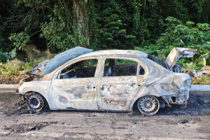 Motorista foi posto no porta-malas e carro foi incinerado pelos criminosos