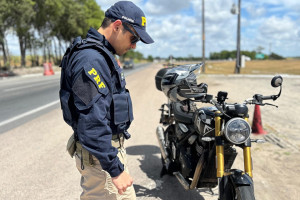 Com aumento na m&eacute;dia de acidentes em Pernambuco, Opera&ccedil;&atilde;o Tiradentes da PRF aumenta fiscaliza&ccedil;&atilde;o de motos