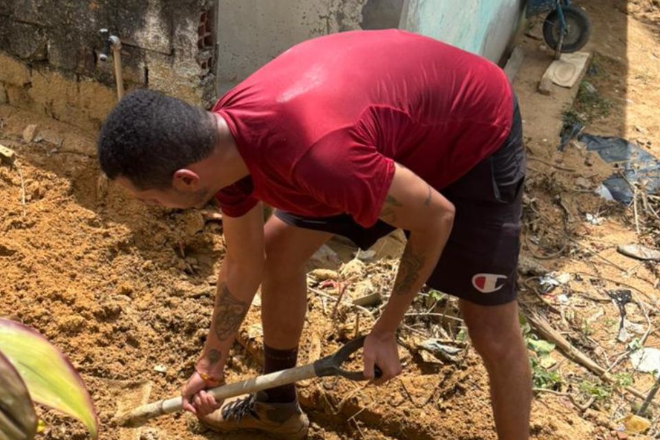 População de Águas Compridas limpa área de encosta por conta própria/Cortesia