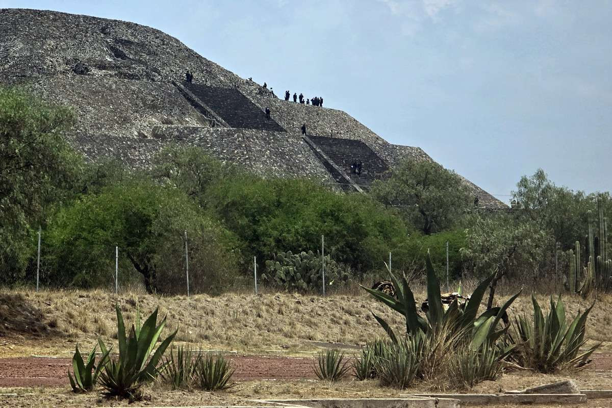 Policiais na zona arqueológica de Teotihuacan, no Mexico./VALENTINA ALPIDE / AFP