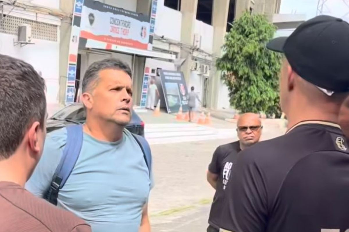 Claudinei Oliveira, técnico do Santa Cruz, em conversa com membros de uniformizada no Arruda/Reprodução/Redes Sociais