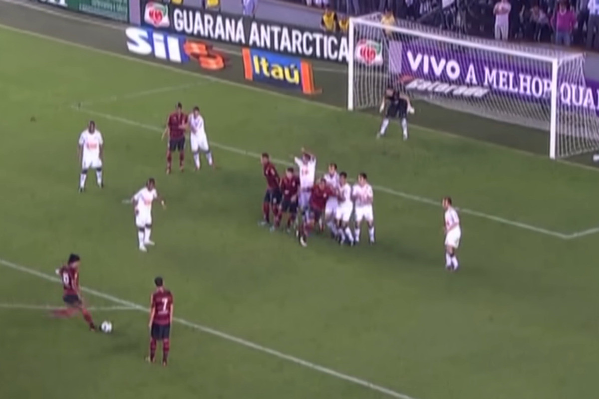 Ronaldinho revela bastidores por trás de gol de falta histórico em Santos 4 x 5 Flamengo. (Foto: Reprodução/GETV via YouTube)
