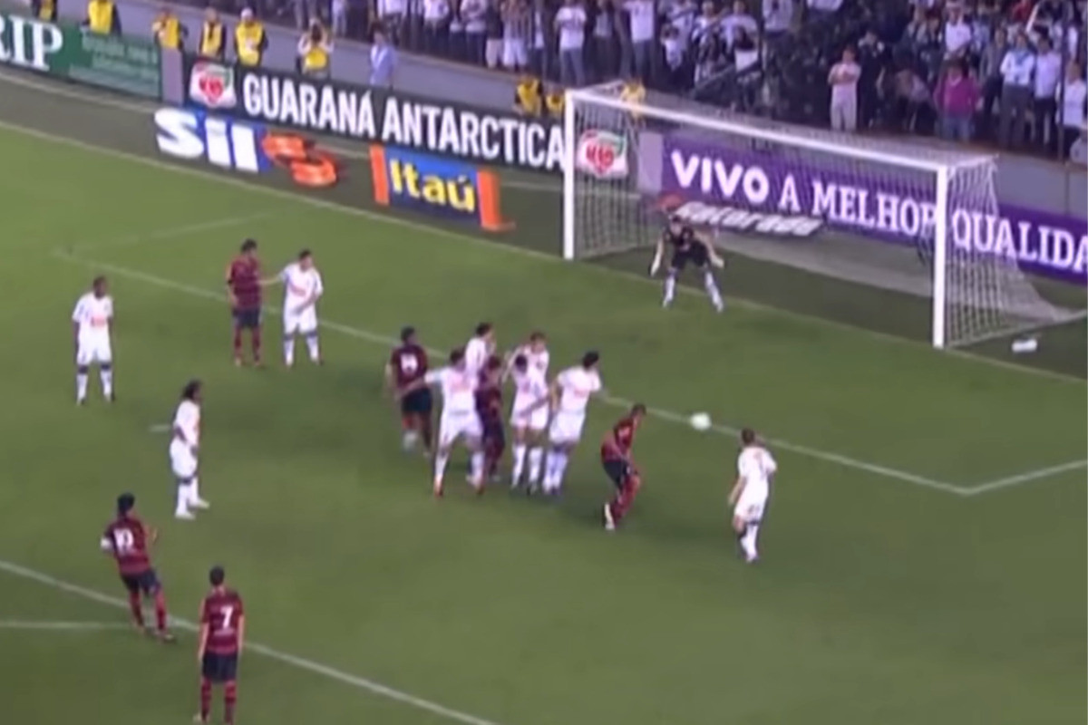 Ronaldinho revela bastidores por trás de gol de falta histórico em Santos 4 x 5 Flamengo. (Foto: Reprodução/GETV via YouTube)