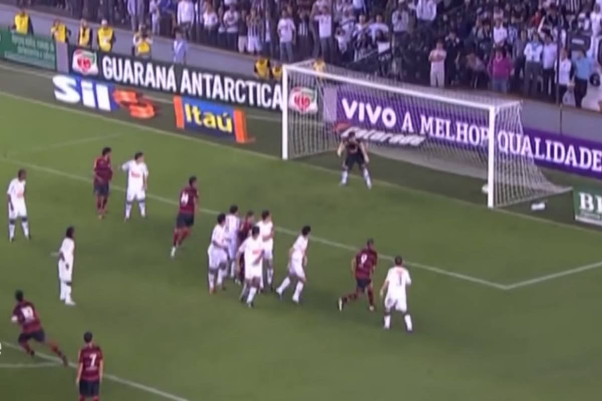 Ronaldinho revela bastidores por trás de gol de falta histórico em Santos 4 x 5 Flamengo. (Foto: Reprodução/GETV via YouTube)