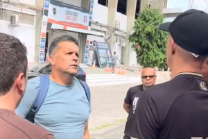 Claudinei Oliveira, t&eacute;cnico do Santa Cruz, em conversa com membros de uniformizada no Arruda