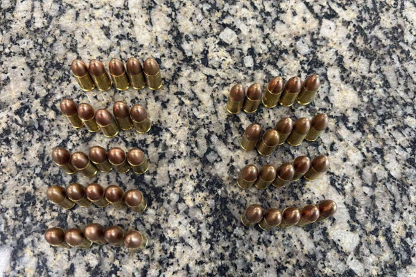 Suspeito de integrar Comando Vermelho é preso pela PRF com arma, munições e carro roubado na zona Oeste do Recife
 (Foto: Ascom/PRF)