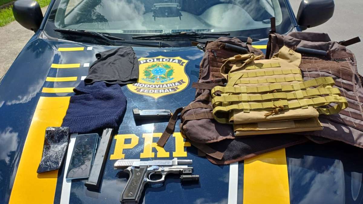 Suspeito de integrar Comando Vermelho é preso pela PRF com arma, munições e carro roubado na zona Oeste do Recife
/Foto: Ascom/PRF