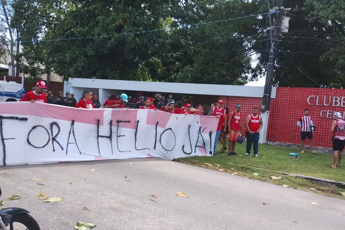 Torcida organizada do Náutico protesta em frente ao CT Wilson Campos/Reprodução/ X / Hathos Rildo