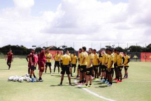 Elenco e comiss&atilde;o t&eacute;cnica do Sport em treinamento no CT Jos&eacute; de Andrade M&eacute;dicis