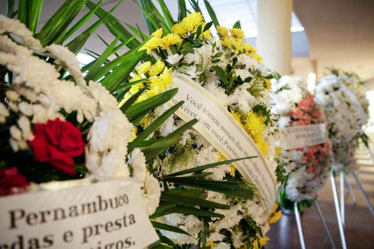 Coroas de flores mostraram amor e saudade pela jovem morta em incêndio no Recife (Foto: Marina Torres/DP Foto)