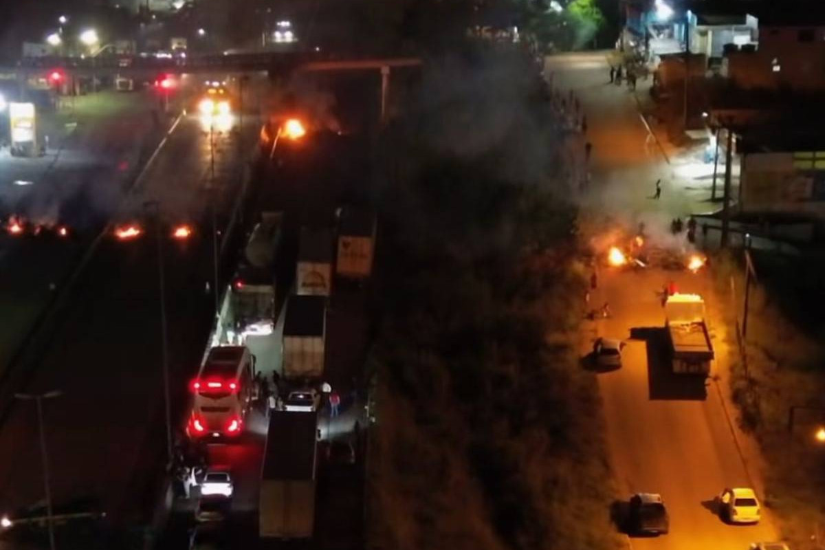 Protesto na BR-101, em Escada, após soltura de motorista que atropelou e matou criança/Reprodução de vídeo @fjproducoesaereas