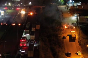 Protesto na BR-101, em Escada, ap&oacute;s soltura de motorista que atropelou e matou crian&ccedil;a