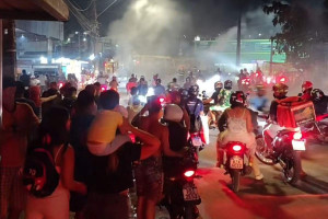 Manifestantes atearam fogo e impediram passagem de motoristas na Avenida Dois Rios