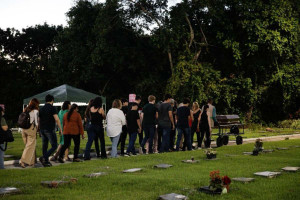 Adolescente morta em inc&ecirc;ndio no Recife &eacute; sepultada; tio morreu ao tentar resgat&aacute;-la