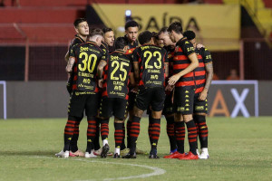 Elenco do Sport em partida na Ilha do Retiro