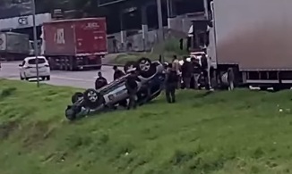 Viatura da PM bate em caminhão, capota e deixa quatro policiais feridos na BR-101, na Zona Norte do Recife/Foto: REPRODUÇÃO/REDES