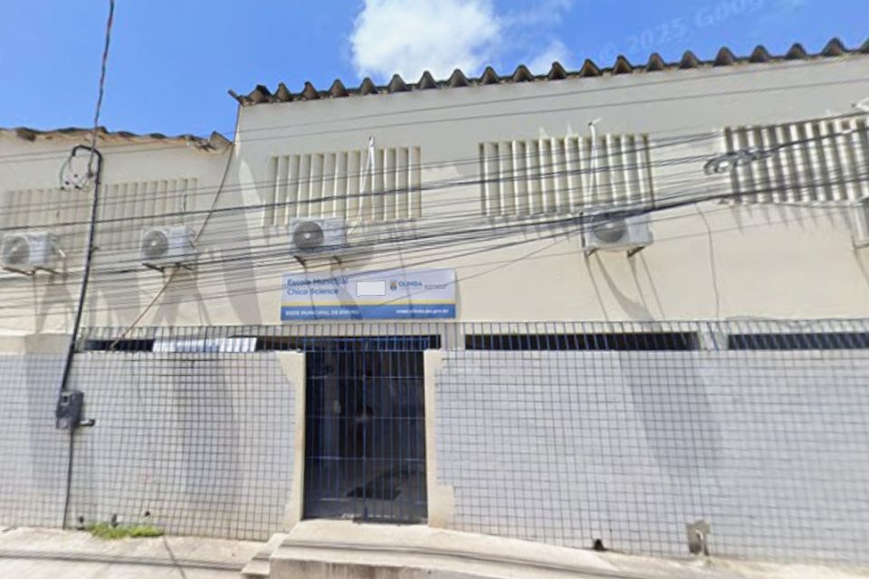 A vítima, que não teve o nome divulgado, era estudante da Escola Municipal Chico Science, no bairro de Rio Doce/Foto: Reprodução / Google Street View