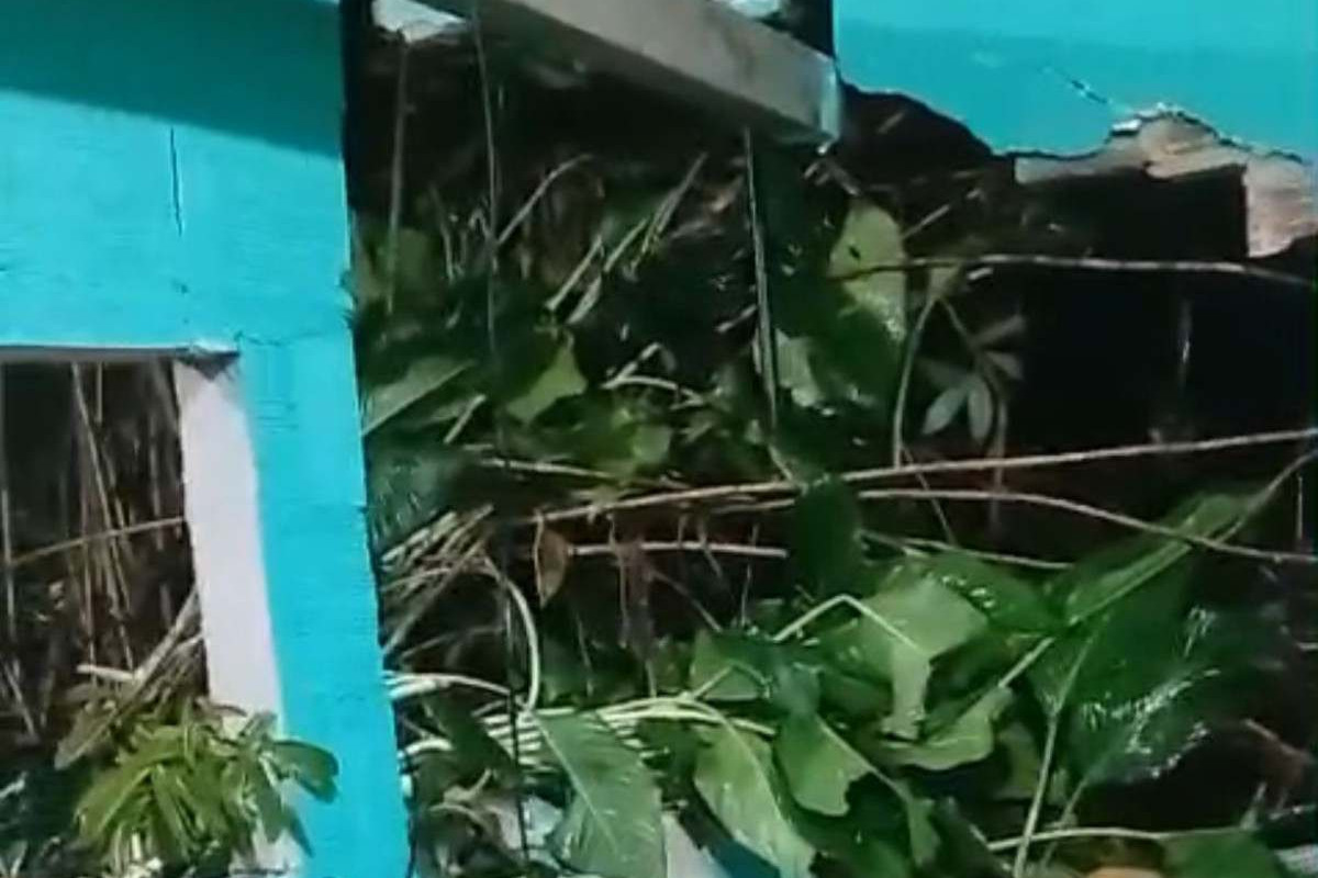 Barreira destrói parcialmente casa no Curado IV/Foto: Reprodução/Whatsapp