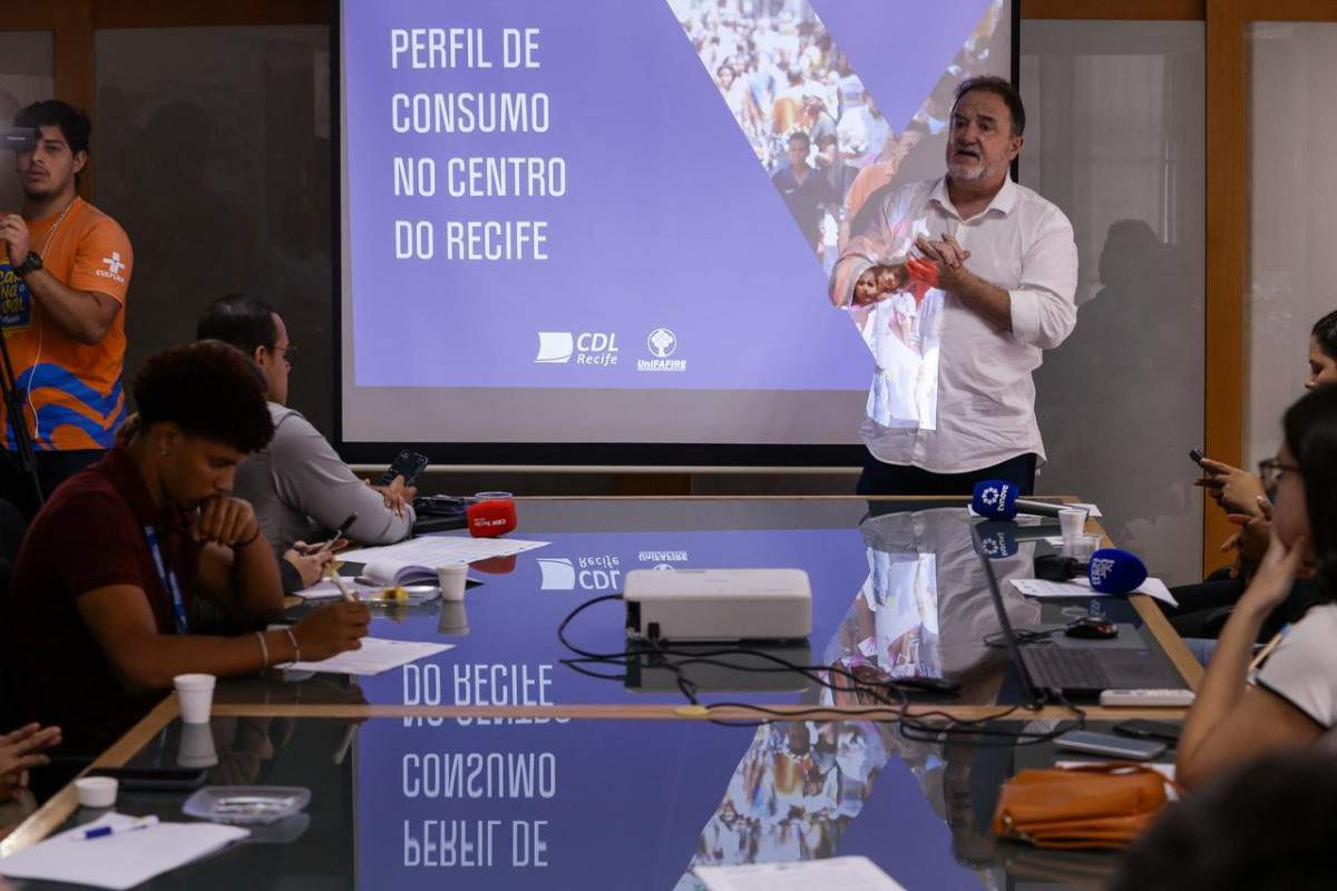 Pesquisa feita pelo Centro Universitário Frassinetti do Recife (UniFafire) em parceria com a Câmara de Dirigentes Lojistas (CDL Recife) mostra o perfil do consumidor do Centro do Recife (Foto: Rafael Vieira/DP Foto)