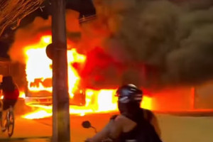 Ap&oacute;s &ocirc;nibus ser incendiado em protesto, linhas s&atilde;o suspensas no Ibura, Zona Sul do Recife