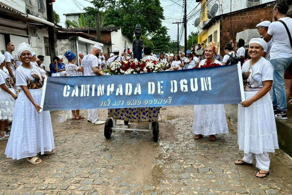 Caminhada de Ogum ocupa as ruas de Paulista  (Foto: Aline Silva)