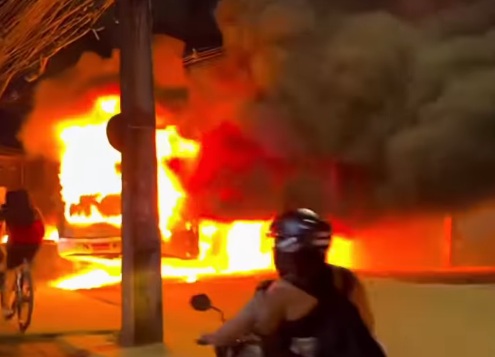 Ônibus é incendiado durante protesto no Ibura e linhas são suspensas no Recife
/Foto: Reprodução/redes