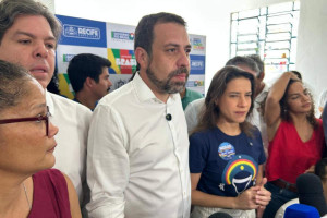 Ladeada por quatro ministros do presidente Lula (PT), a governadora Raquel Lyra (PSD) voltou a ser questionada sobre a possibilidade de tamb&eacute;m estarem juntos, durante a campanha eleitoral.