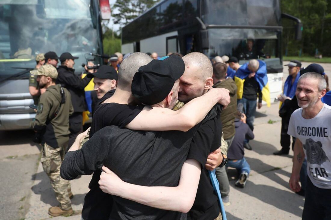Prisioneiros ucranianos reencontrando suas famílias/AFP/Arquivo